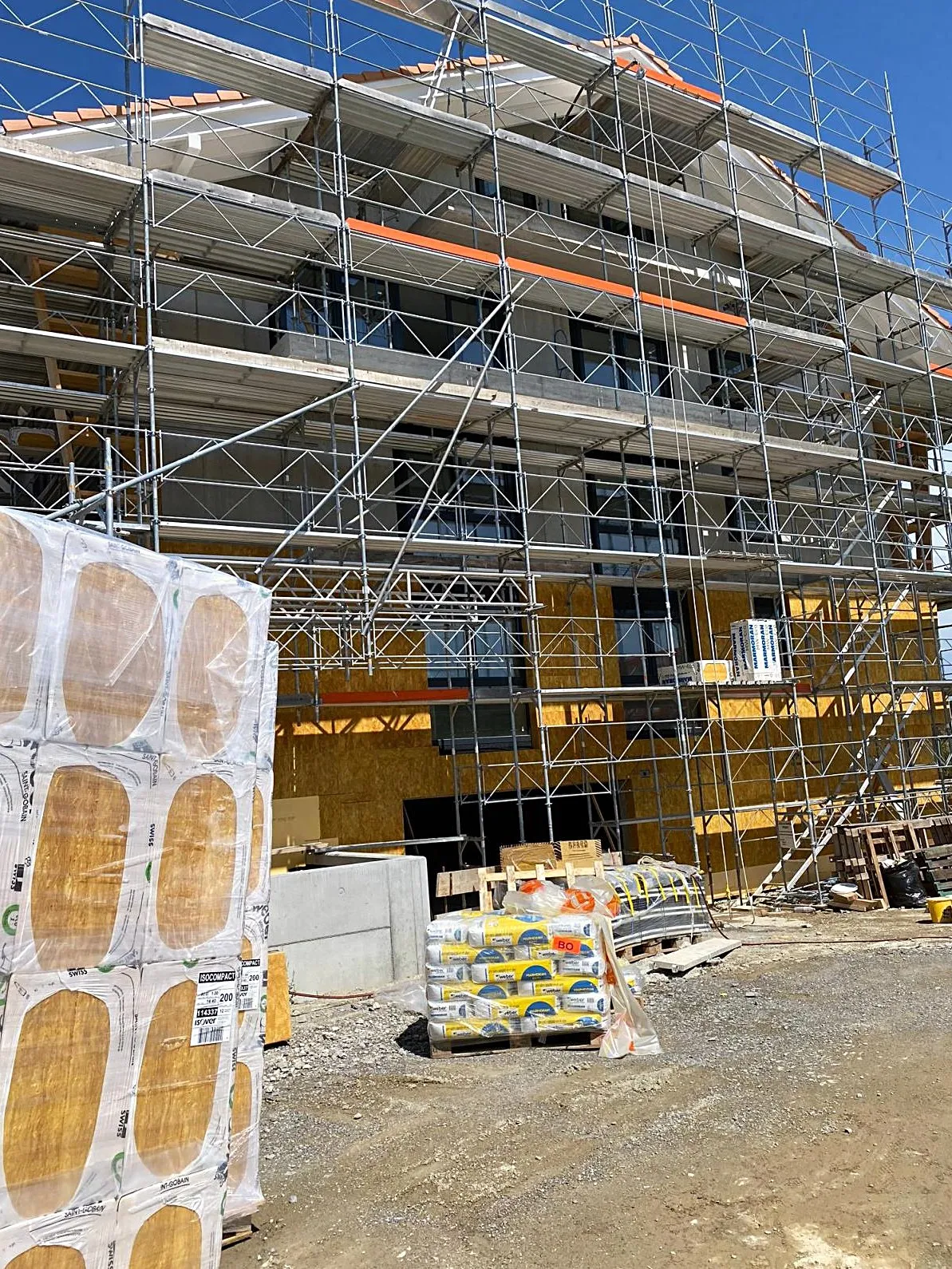 Isolation de façades de villas, d’immeubles et de locatifs, en construction ou en rénovation, ainsi que des isolations acoustiques et thermiques.