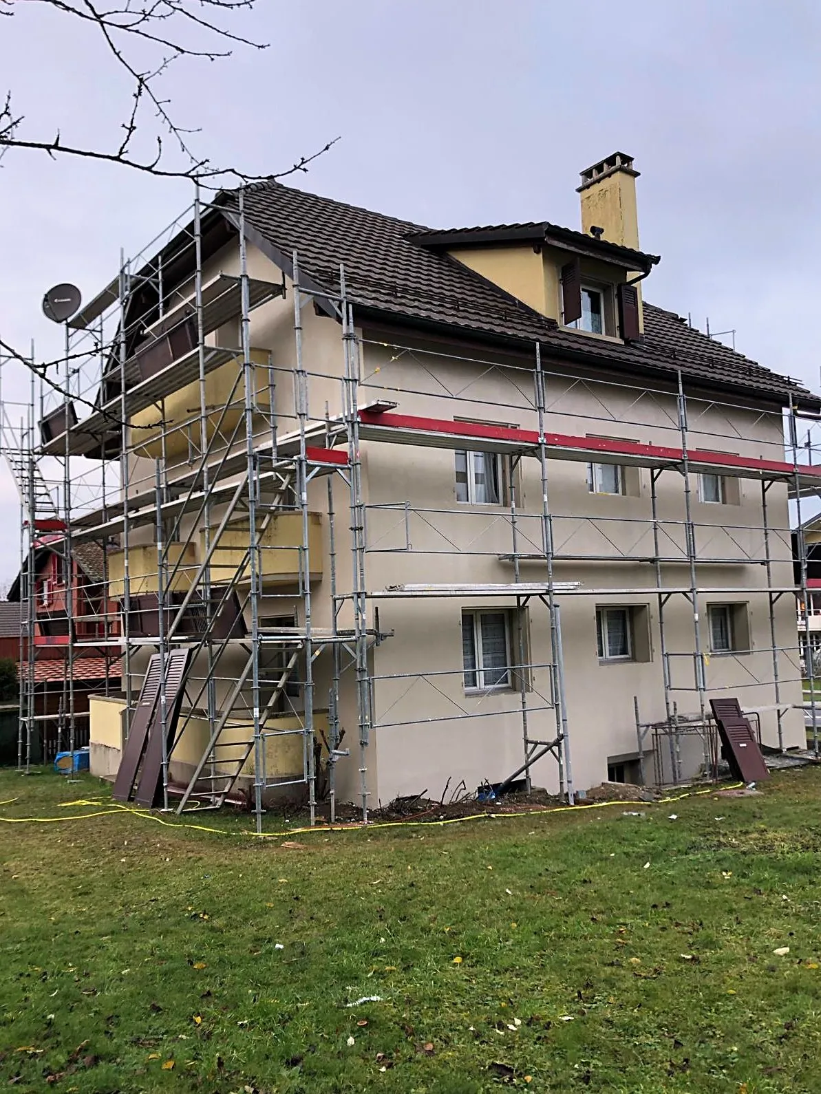 Étape 1 : la maison sous échafaudage