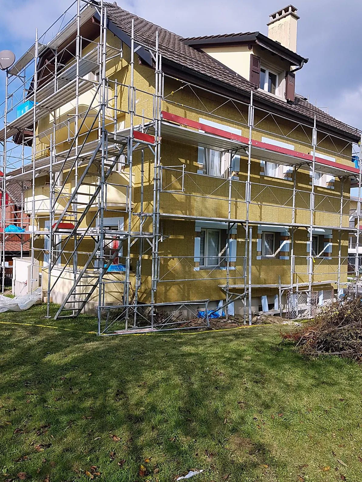 Étape 2 : la façade reçoit sa couleur ocre